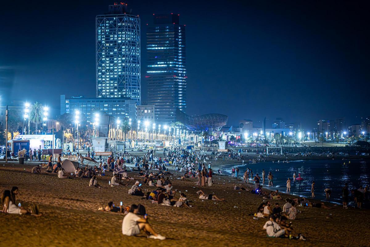 Refugio nocturno: Barcelona se refresca y descansa en sus playas durante las noches calurosas