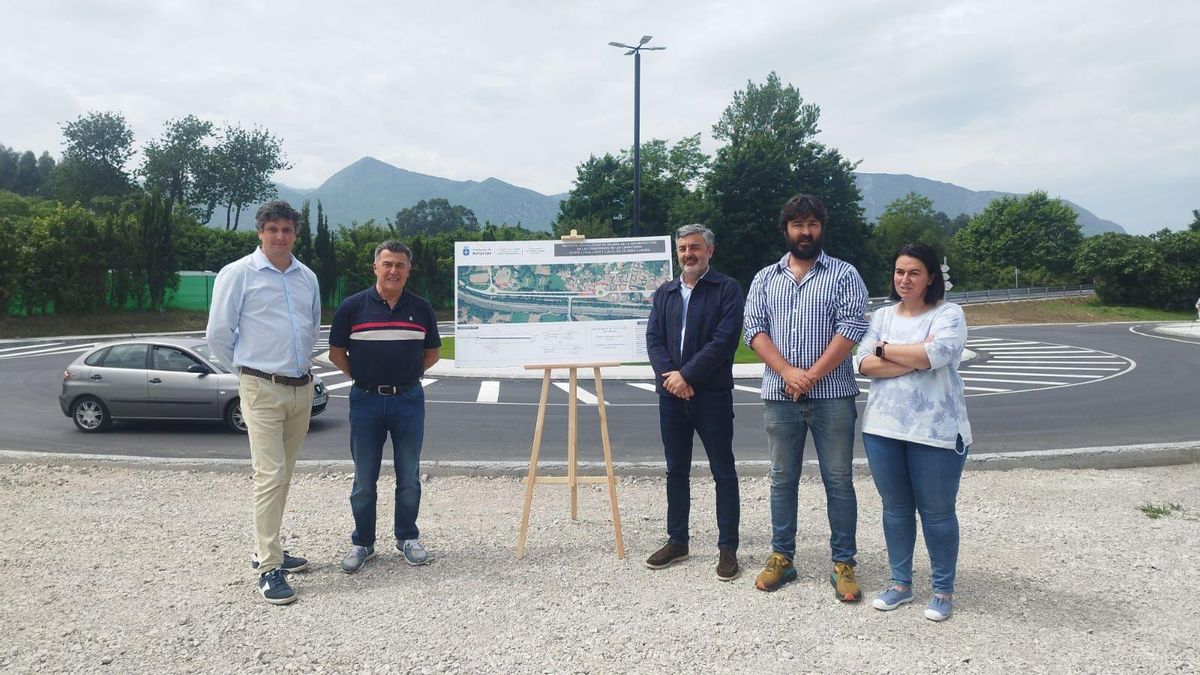 Por la izquierda, Luis Arenas, Juan Carlos Armas, Alejandro Calvo, Enrique Riestra y Laura Inguanzo, durante la inauguraci´pn de las rotondas de Celoriu.