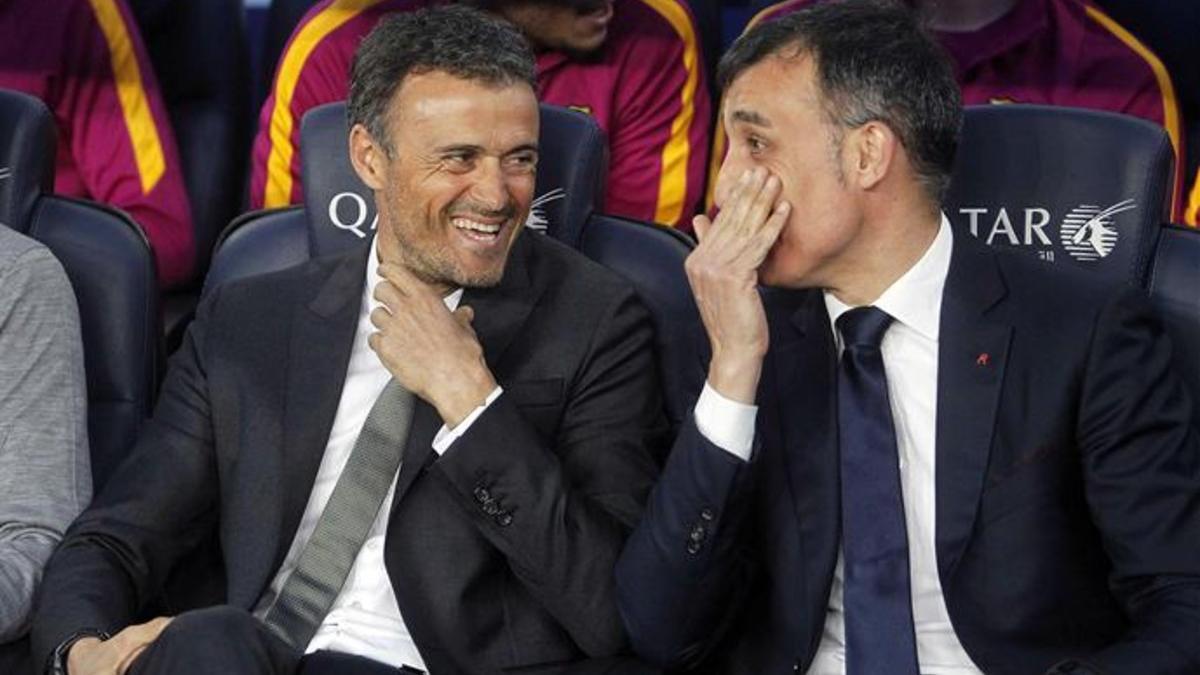 Luis Enrique bromea con uno de los médicos del equipo