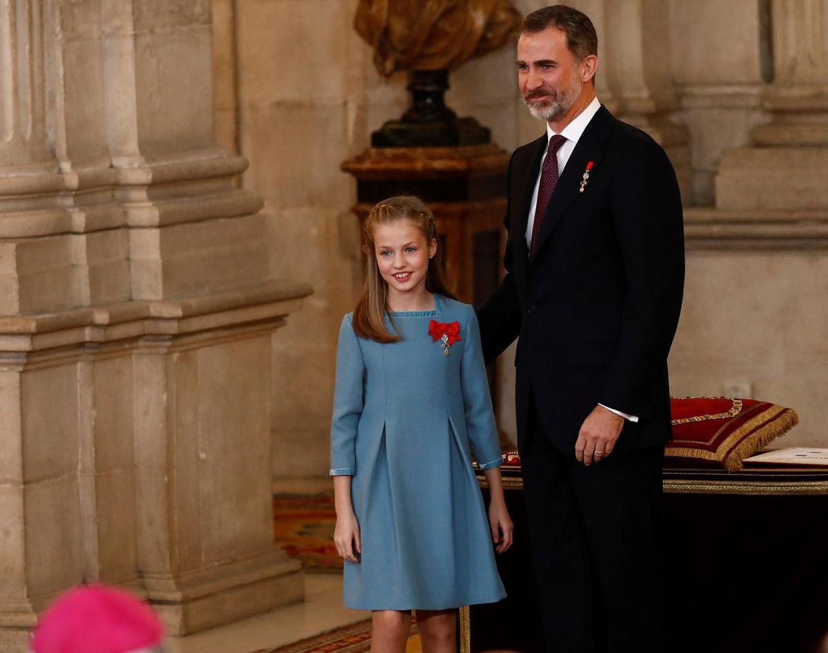 Leonor recibe el Toisón de Oro.