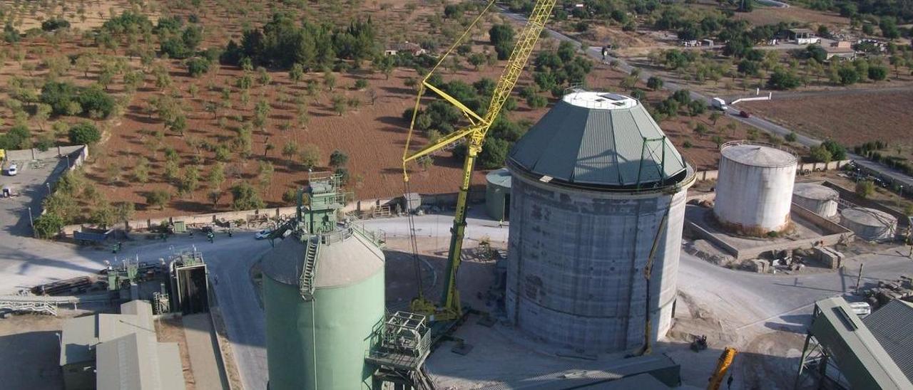 Vista aérea de uno de los silos de la fábrica de cemento de Lloseta.