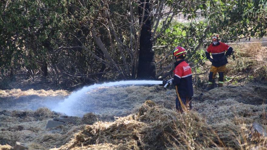 Un incendio obliga a desalojar un edificio de cuatro plantas en Almoradí