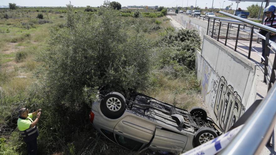 Herida leve tras volcar su vehículo en una acequia de la ronda Norte de Castelló