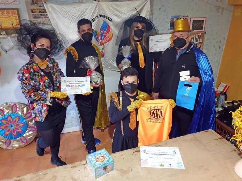 Iria y otros miembros de la comparsa, con los premios del concurso.