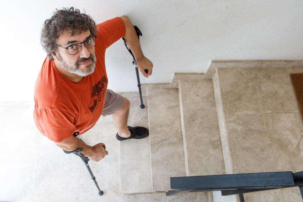 Lluís Francès, subiendo las escaleras de su edificio, donde no hay ascensor.