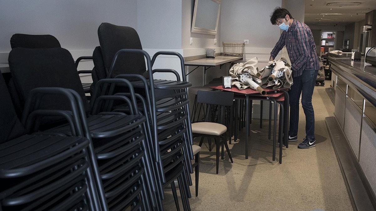 Preparativos en el bar-restaurante La Tertulia del Poblenou para abrir parcialmente la próxima semana, este miércoles