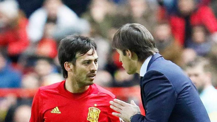 Lopetegui da indicaciones a Silva en el partido.