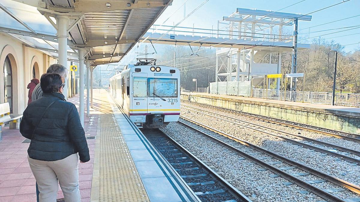 La estación de tren de la Pola, con el paso elevado a medio construir al fondo. | P. T.