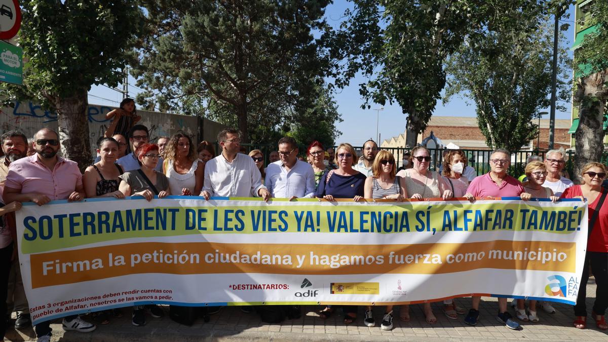 Manifestación por el soterramiento de las vías que contó con el apoyo de varios alcaldes y ella Mancomunitat de l'Horta Sud.