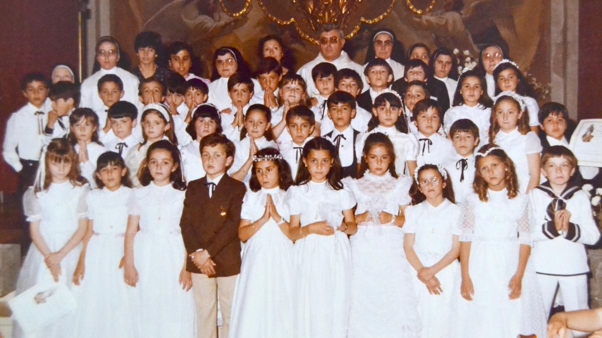 Niños comulgantes de Ricote en el año 1984, siendo cura   párroco el sacerdote Don Manuel Jiménez Sánchez-Morales,   y catequistas las hermanas de la congregación religiosa   «Siervas Hijas del Cenáculo» e Isabel Guillamón Garrido.