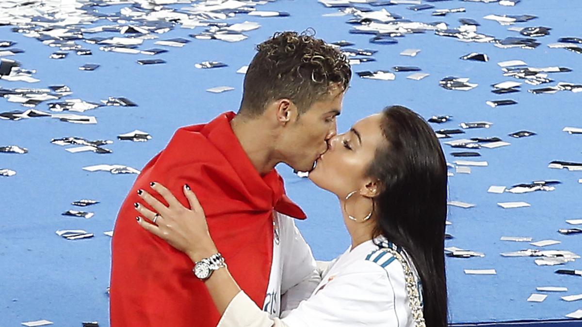 Cristiano Ronaldo y Georgina Rodríguez se besan en el campo de fútbol