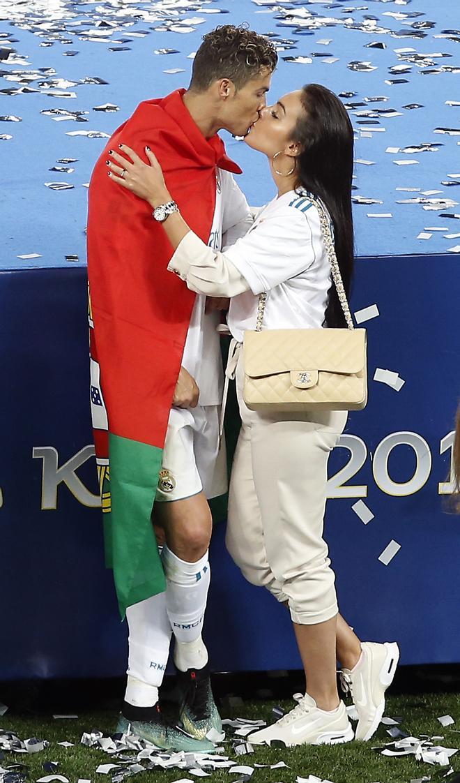 Cristiano Ronaldo y Georgina Rodríguez se besan en el campo de fútbol