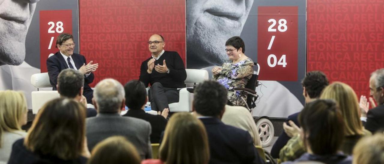 Más de 200 personas llenaron la sala del conferencias del Aula de Cultura de la CAM para ver dialogar a Ximo Puig y Laura Soler.