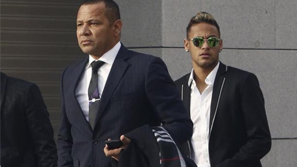 El delantero del FC Barcelona Neymar Junior junto a su padre Neymar da Silva