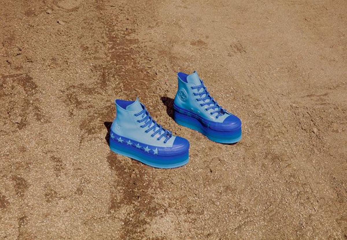 Modelo en tonos acules de la bota Chuck Taylor All Star Lift and Platform