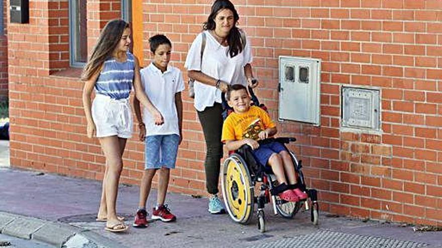 Educació concedeix a darrera hora les hores de vetlladora a un nen amb paràlisi cerebral