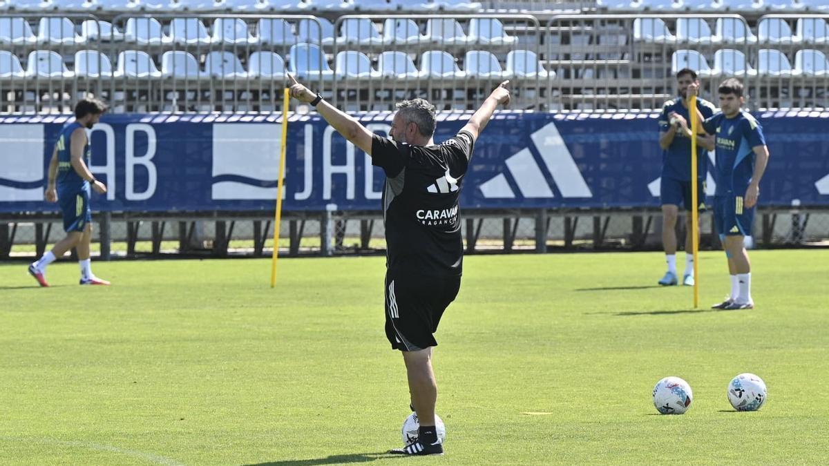 David Navarro, de espaldas dando instrucciones durante el entrenamniento de este viernes.