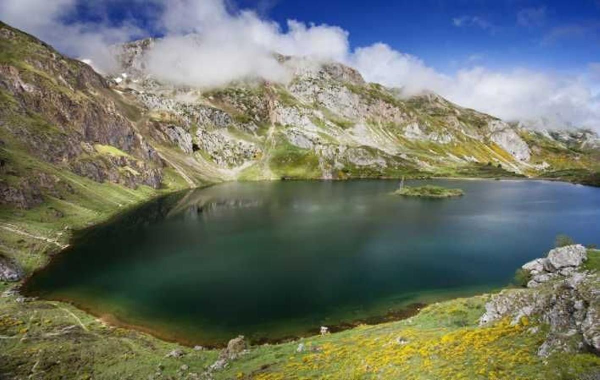 Lago del Valle en primavera, Somiedo