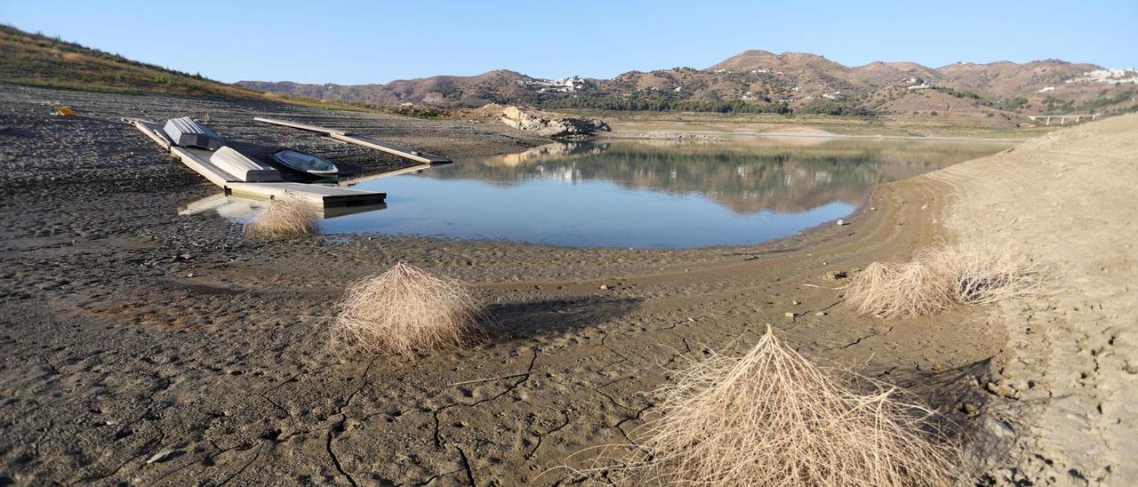 El embalse de La Viñuela se encuentra al 10% de su capacidad y recuerda estampas históricas como las que ofrecía allá por 1995 o, con posterioridad, en el año 2008. | ÁLEX ZEA