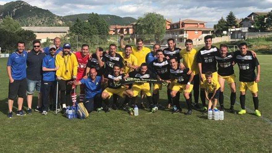 El Joanenc va celebrar la promoció amb una foto d&#039;equip al camp