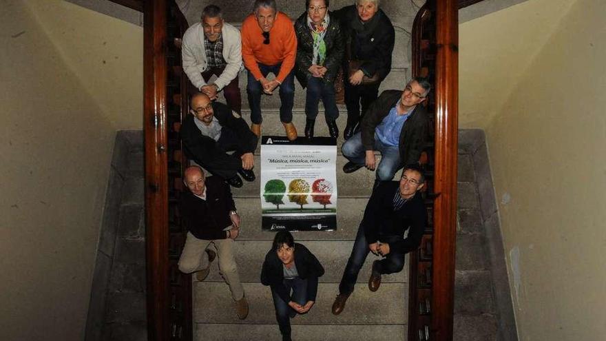 Los participantes en la presentación de la gala de la Asociación de Familiares de Enfermos de Alzhéimer de O Salnés, ayer. // Iñaki Abella