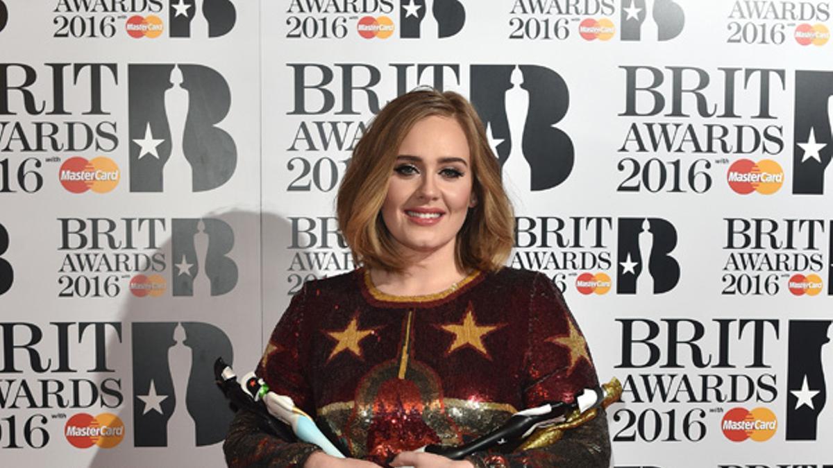 Adele con un vestido de Valentino en los Brit Awards 2016