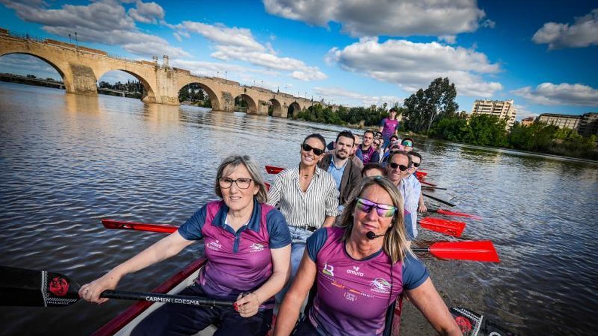 El barco Dragón del Club de Piragüismo de Extremadura, el día que se estrenó.