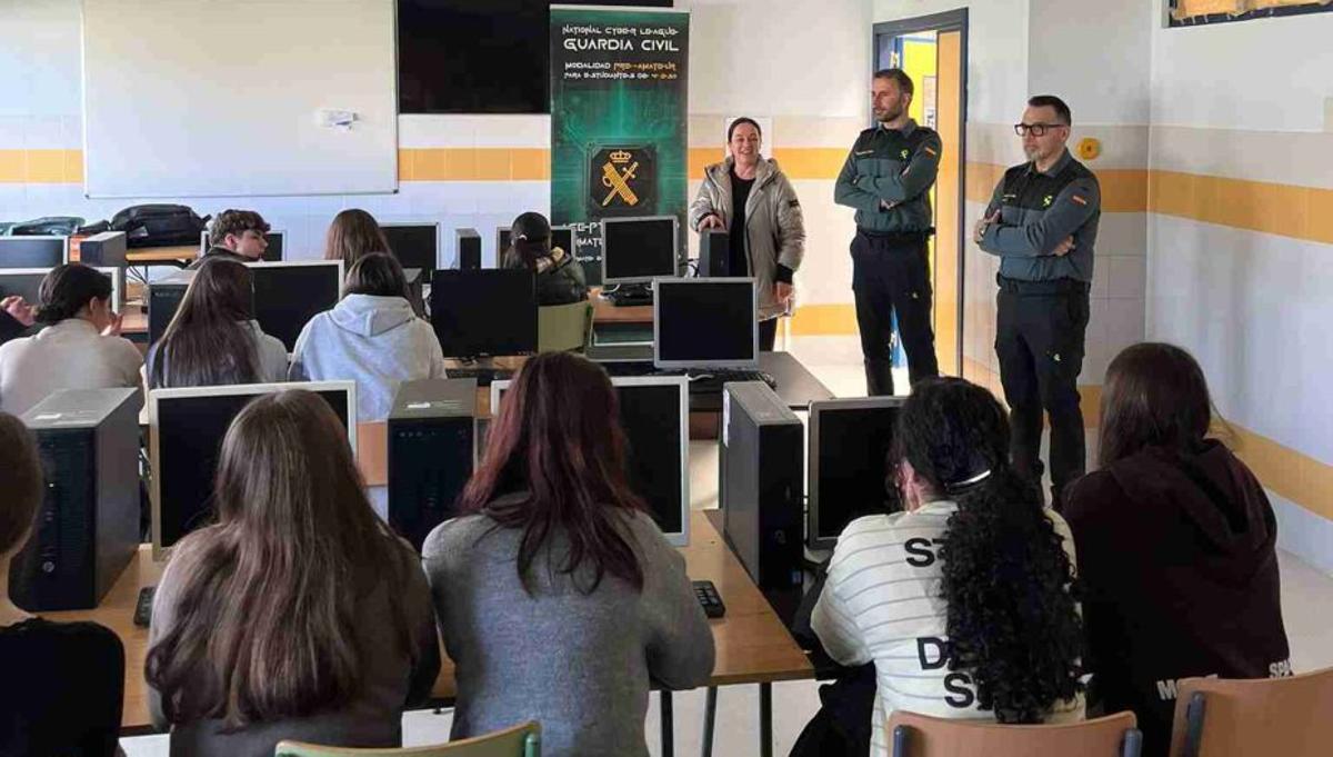 Troitiño y dos agentes, en el instituto de Silleda.