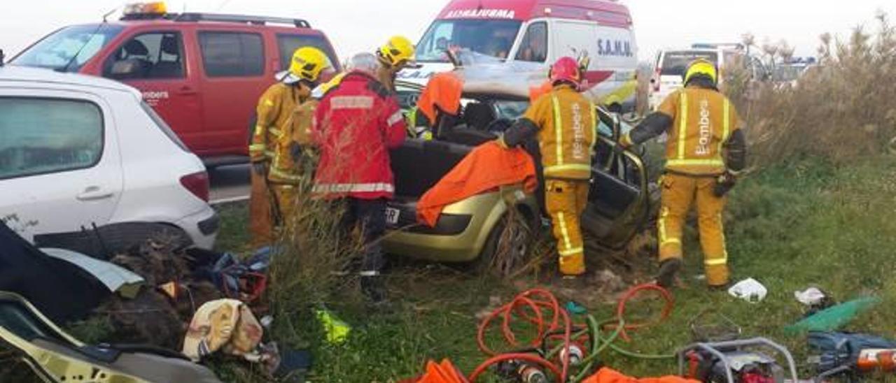 Excarcelan a un hombre y atienden a tres heridos en un choque junto a El Hondo