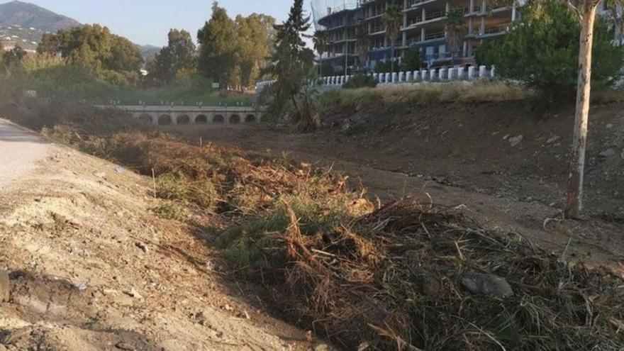 El cauce del río Guadaiza, a su paso por el municipio, tras unas labores de desbroce en 2020.