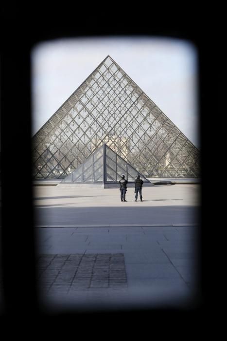 Atac a l'exterior del museu del Louvre