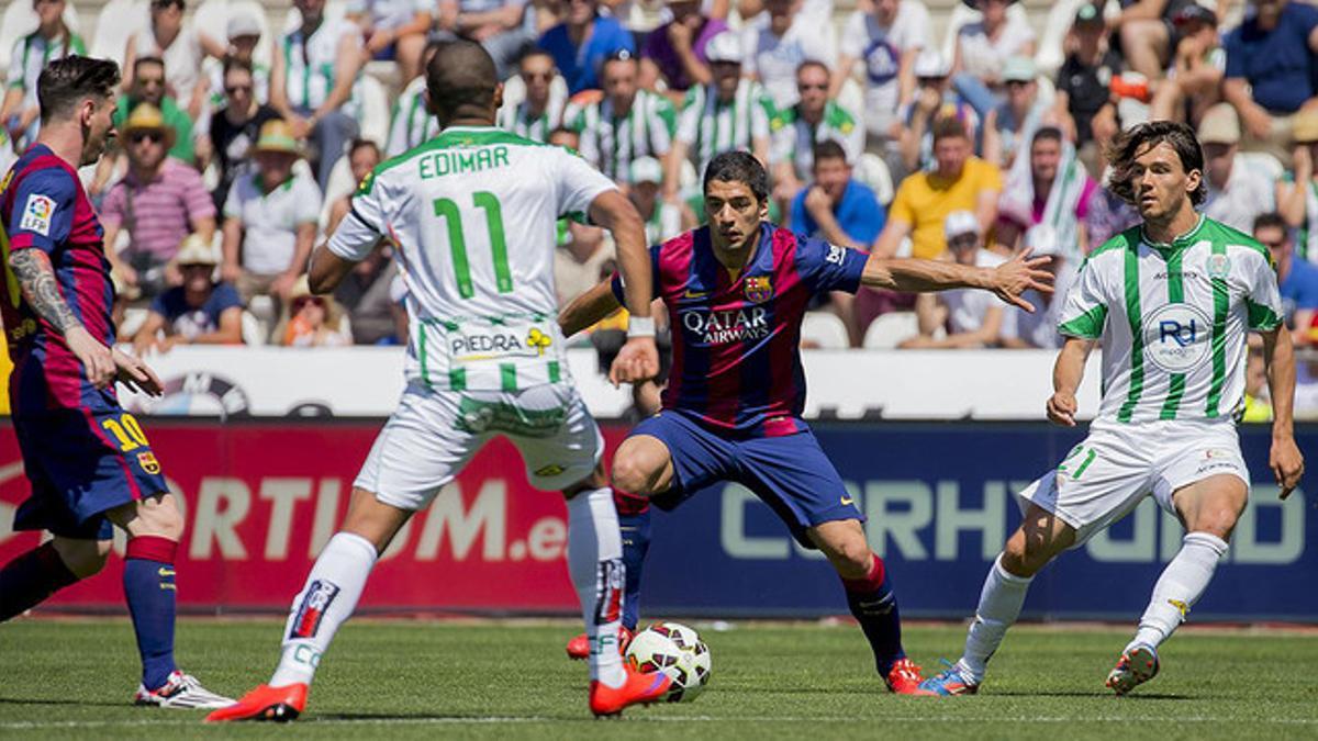 Suárez trata de deshacerse de la presión de Edimar y René Krhin, en un momento del partido Córdoba-Barça