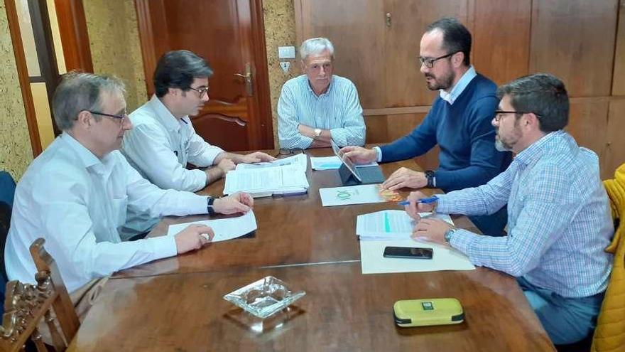 Los representantes de Vox, reunidos ayer con miembros del cabildo pesquero avilesino.