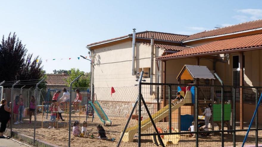 El colegio y guardería de Venialbo durante el inicio del curso escolar en el que han ampliado el  colegio y la guardería gracias al aumento de niños. | J. L. F.