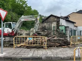 Comienzan las demoliciones del nuevo plan de derribos, que afectará a 16 edificios en ruinas de Langreo