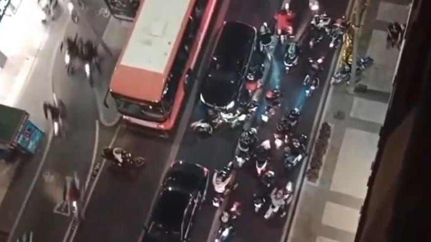 Una marabunta de motos inunda la Gran Vía de Murcia durante la noche de Halloween