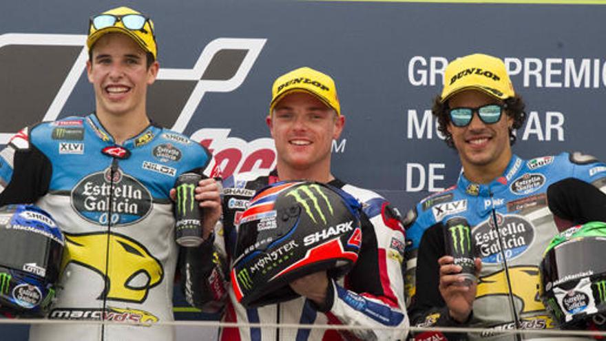 Sam Lowes (detrás), Alex Márquez (i) y Franco Morbidelli.