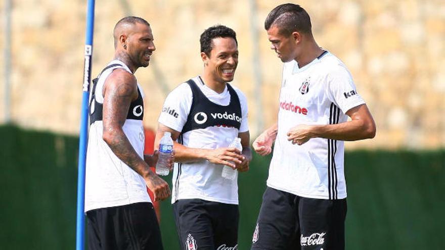 Quaresma, Adriano y Pepe, ayer, durante el &#039;entreno&#039; del Besiktas.