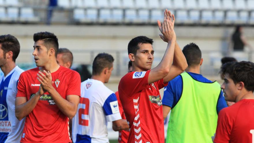 Gerard Oliva, Armando y Jairo saludan al público de Nueva Condomina tras perder en casa contra el Hércules de Alicante en la primera ronda del play off de ascenso.