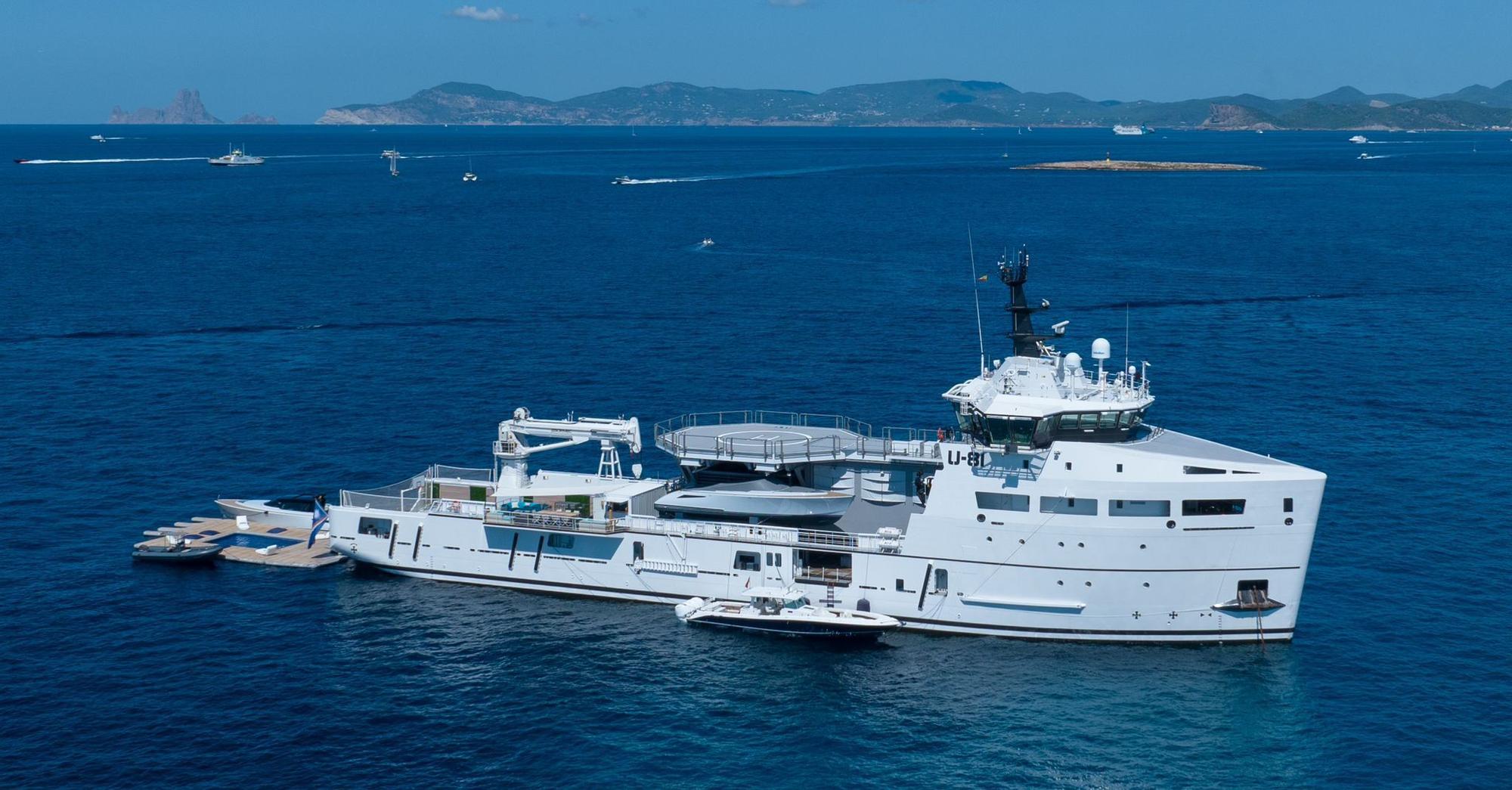 El yate U-81 fondeado en Formentera