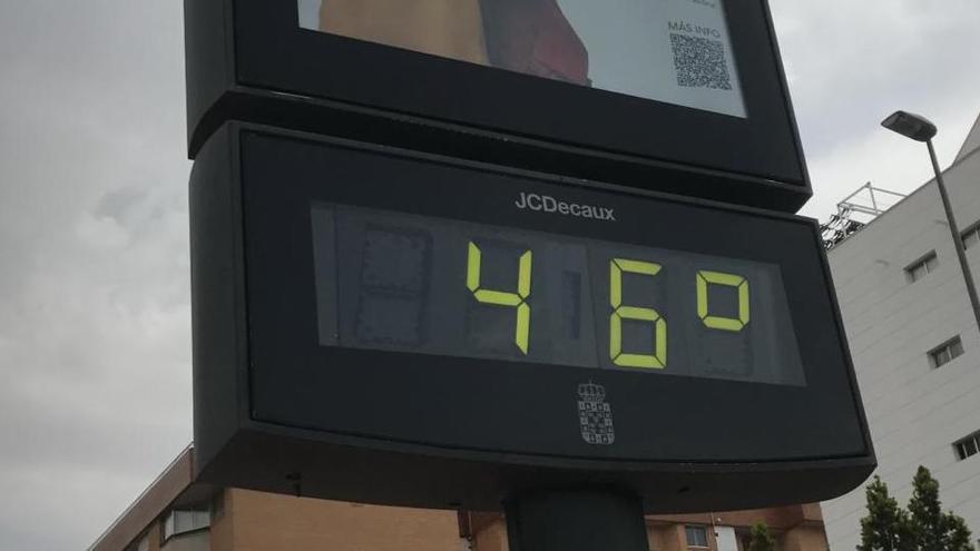 Durante el día de ayer algunos termómetros de la capital llegaron a marcar los 46 grados.