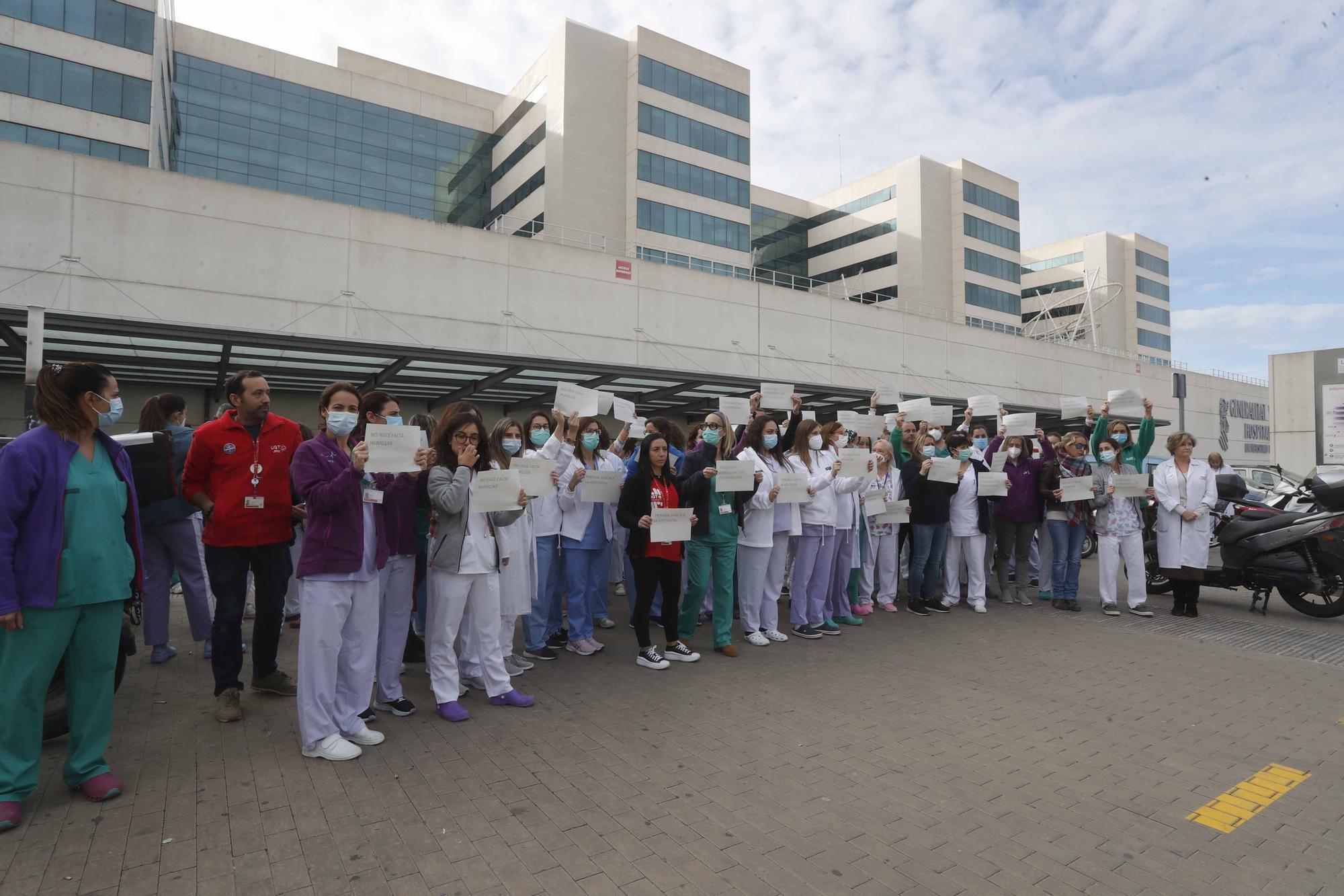 Los sanitarios se manifiestan a las puertas de La Fe por las oposiciones