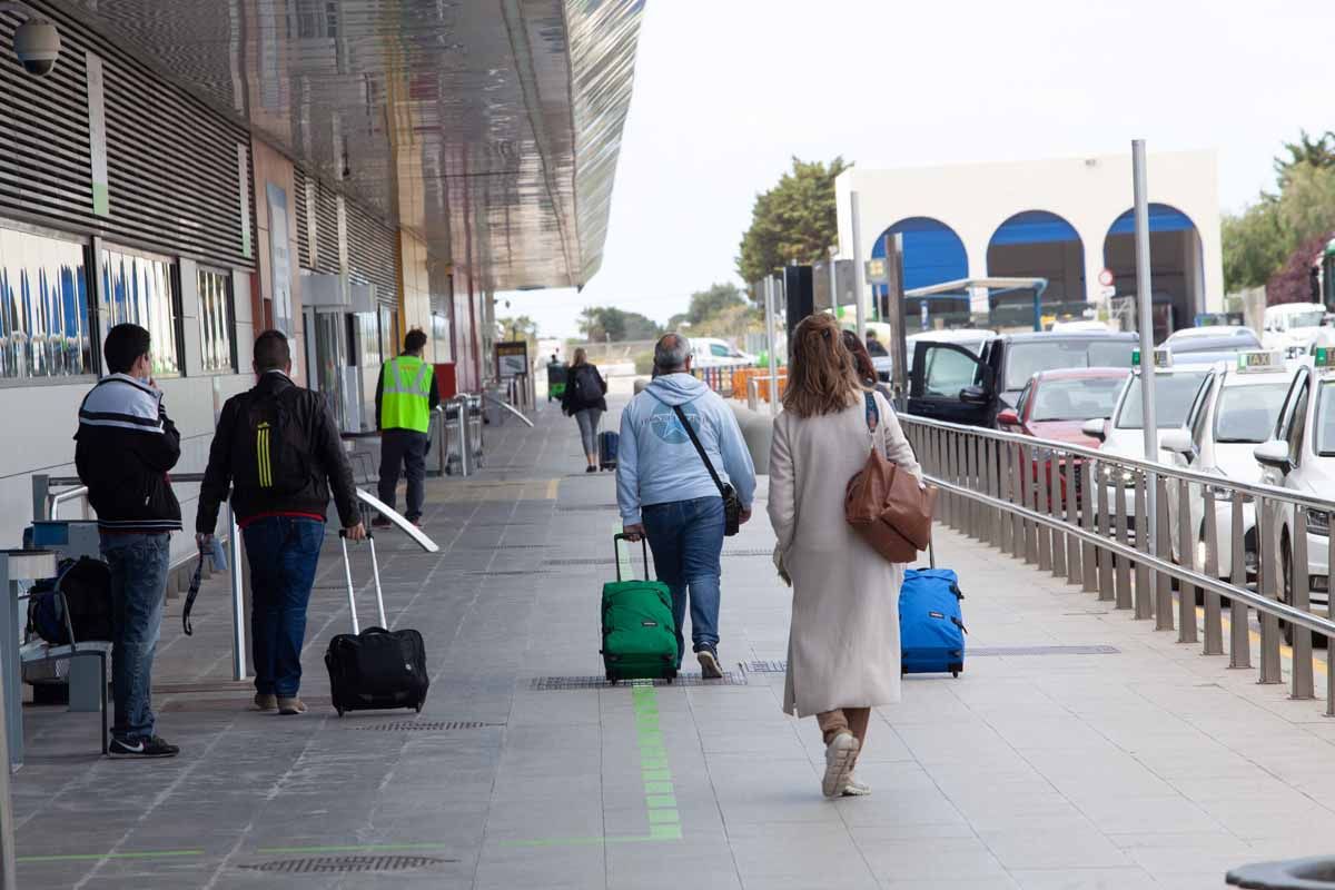 Turistas con cuentagotas en el aeropuerto de Ibiza