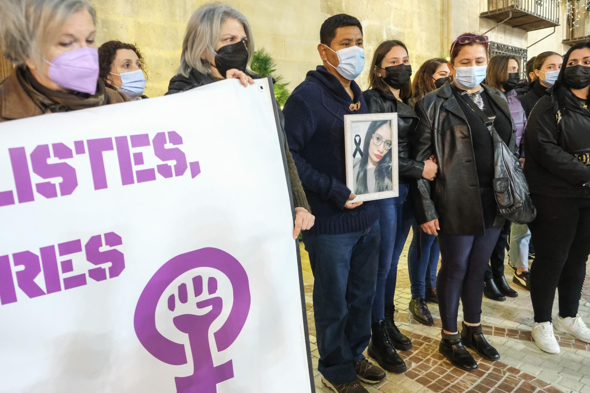 Concentración de repulsa por el asesinato de Yolanda en Elche. Familiares de la joven acudieron al emotivo acto en la Plaza de Baix