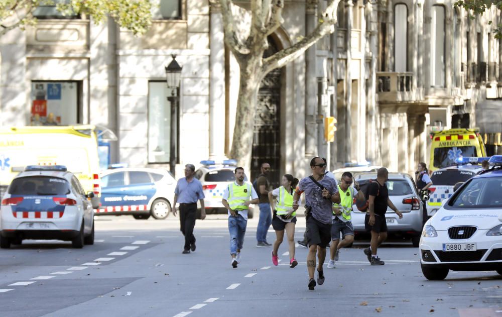Un grupo de policías ocupa una calle tras el atentado.