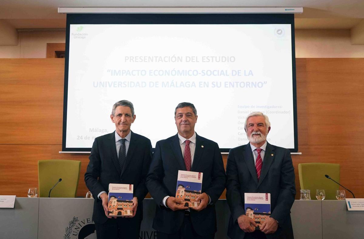 El rector de la UMA, Teodomiro López, y el presidente de la Fundación Unicaja, José M. Domínguez, presentan los resultados del estudio titulado 'Impacto Económico-Social de la Universidad de Málaga'.