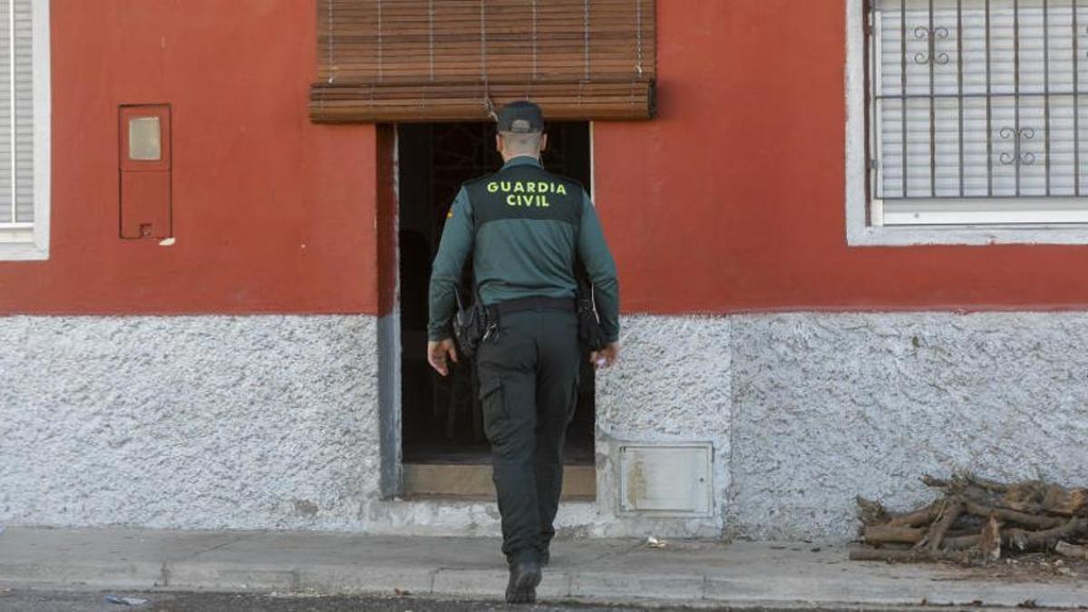 Un agente de la Guardia Civil en el lugar donde se produjo el crimen.