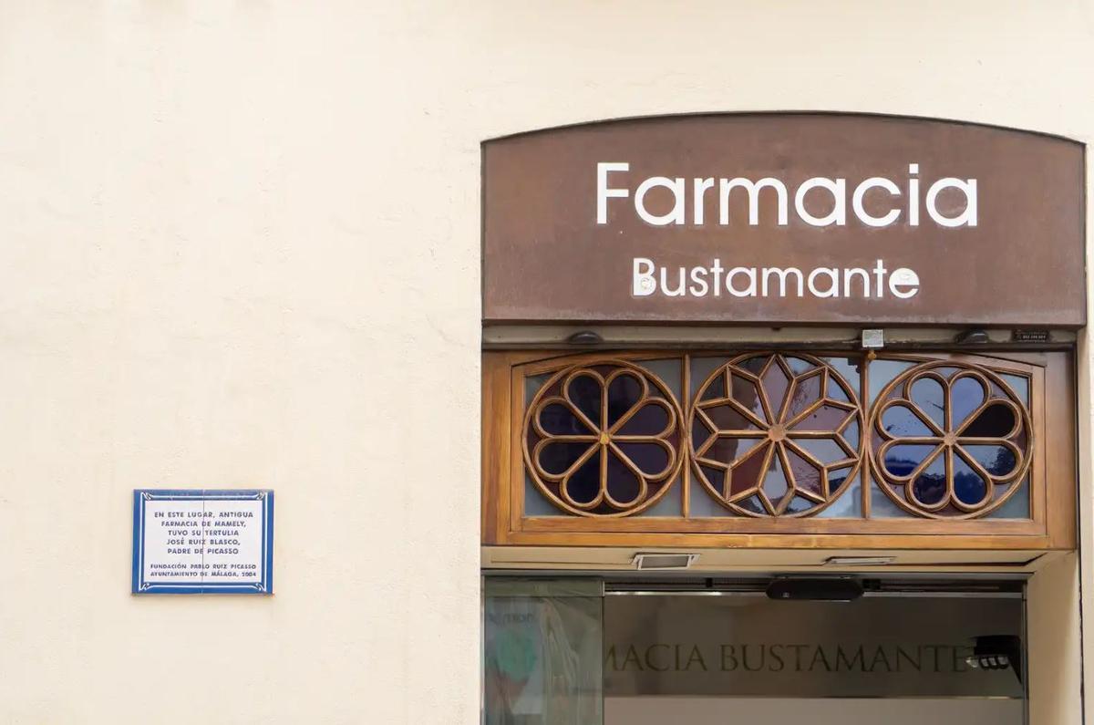 Así es la farmacia más antigua de Málaga, en la que se reunía con sus amigos el padre de Pablo Picasso