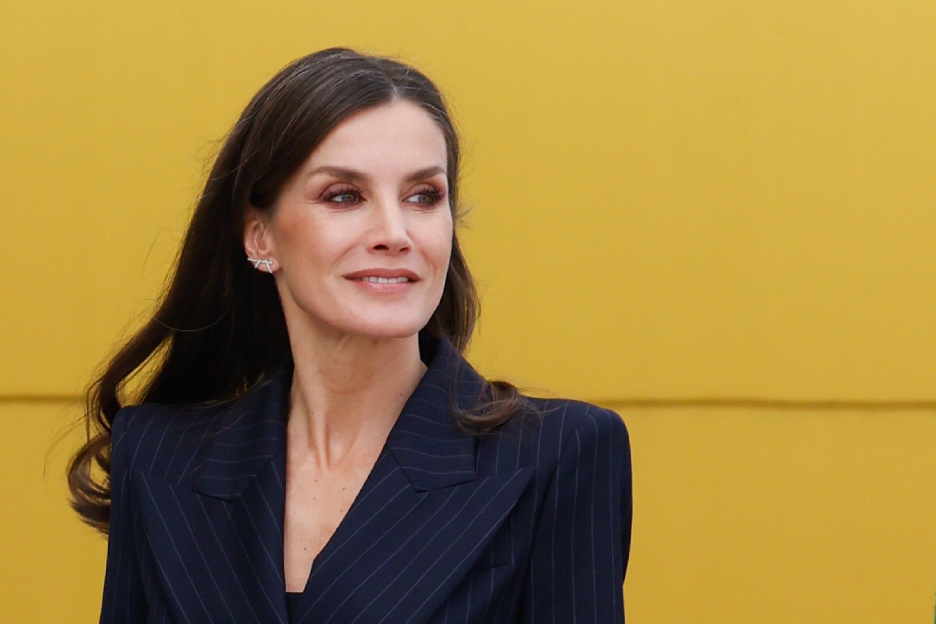 La reina Letizia estrena blazer con estampado de rayas