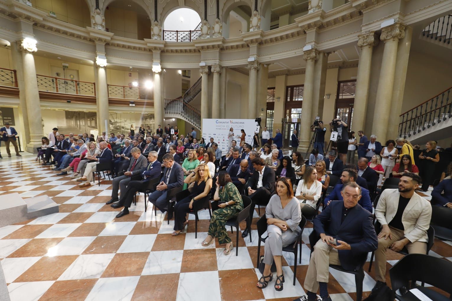 Ximo Puig inaugura la "Jornada Comunitat Valenciana hacia el futuro" en el Palacio de las Comunicaciones